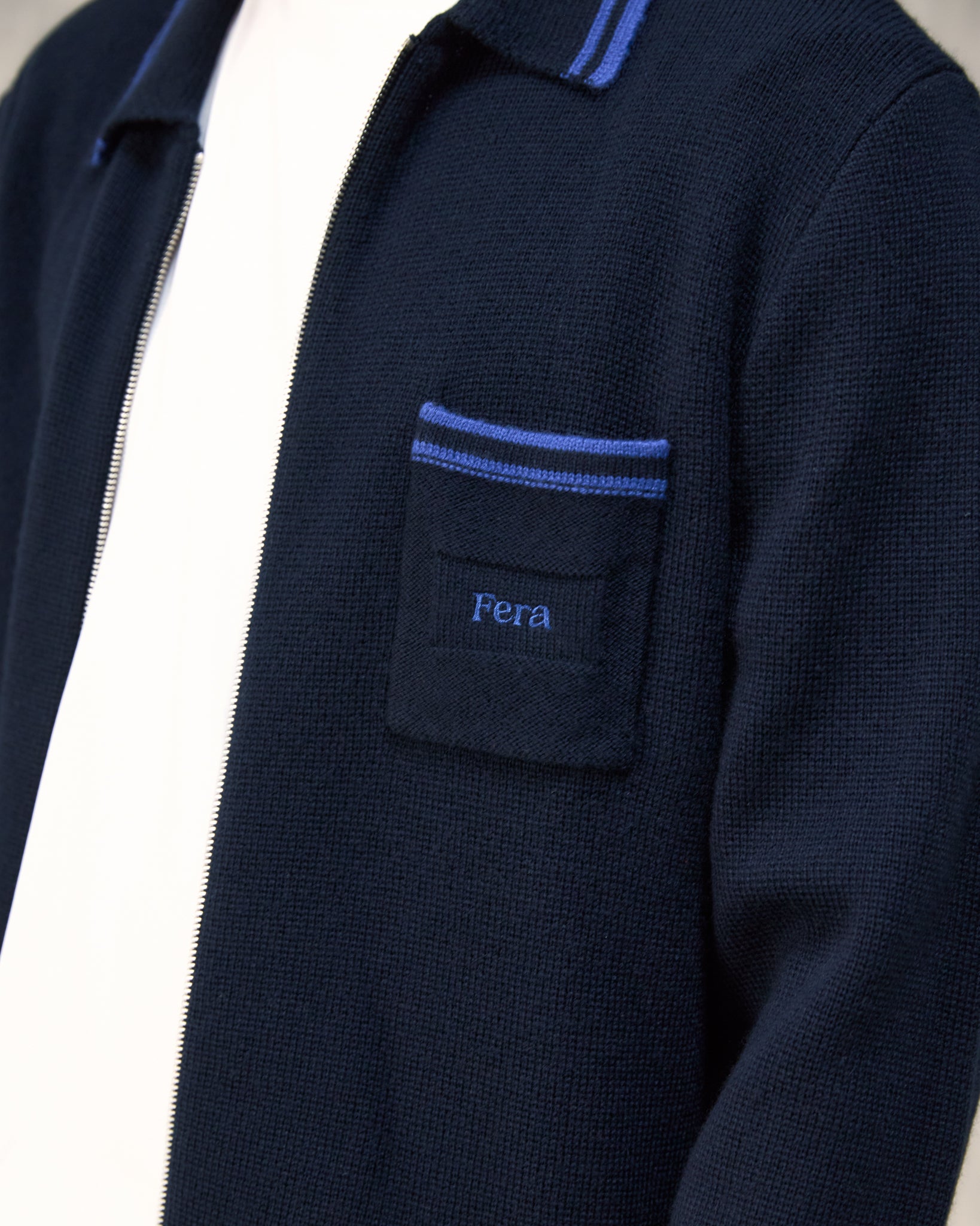 Constructed in a 7-gauge fully fashioned Milano Knit, the Fera Paramount cardigan is a timeless zip cardigan. 
